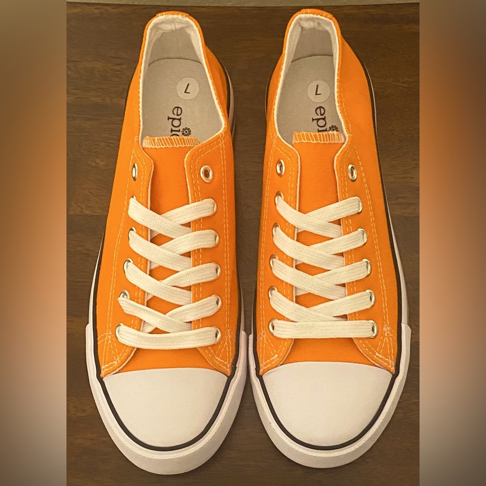 NWOB Lace Up Canvas Shoes Low Top Fashion Sneakers